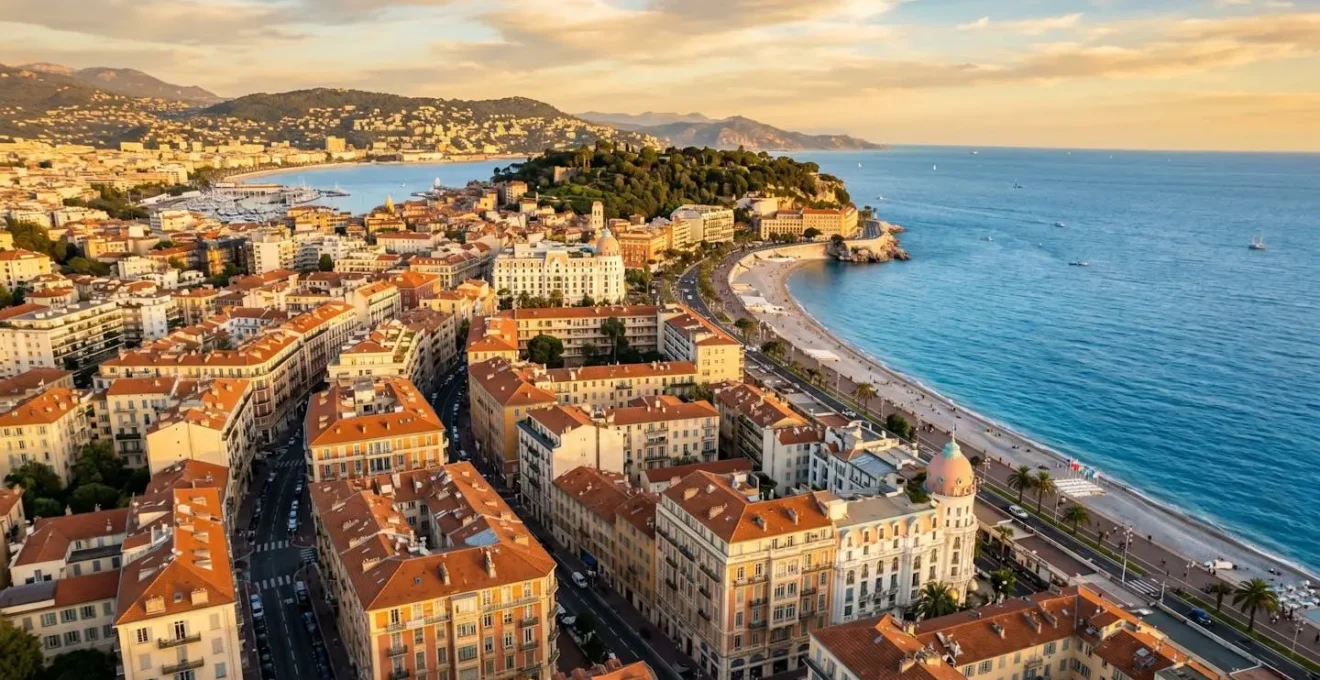 Vue aérienne de Nice montrant la diversité des quartiers résidentiels et touristiques, avec en premier plan des immeubles haussmanniens et en arrière-plan la baie des Anges
